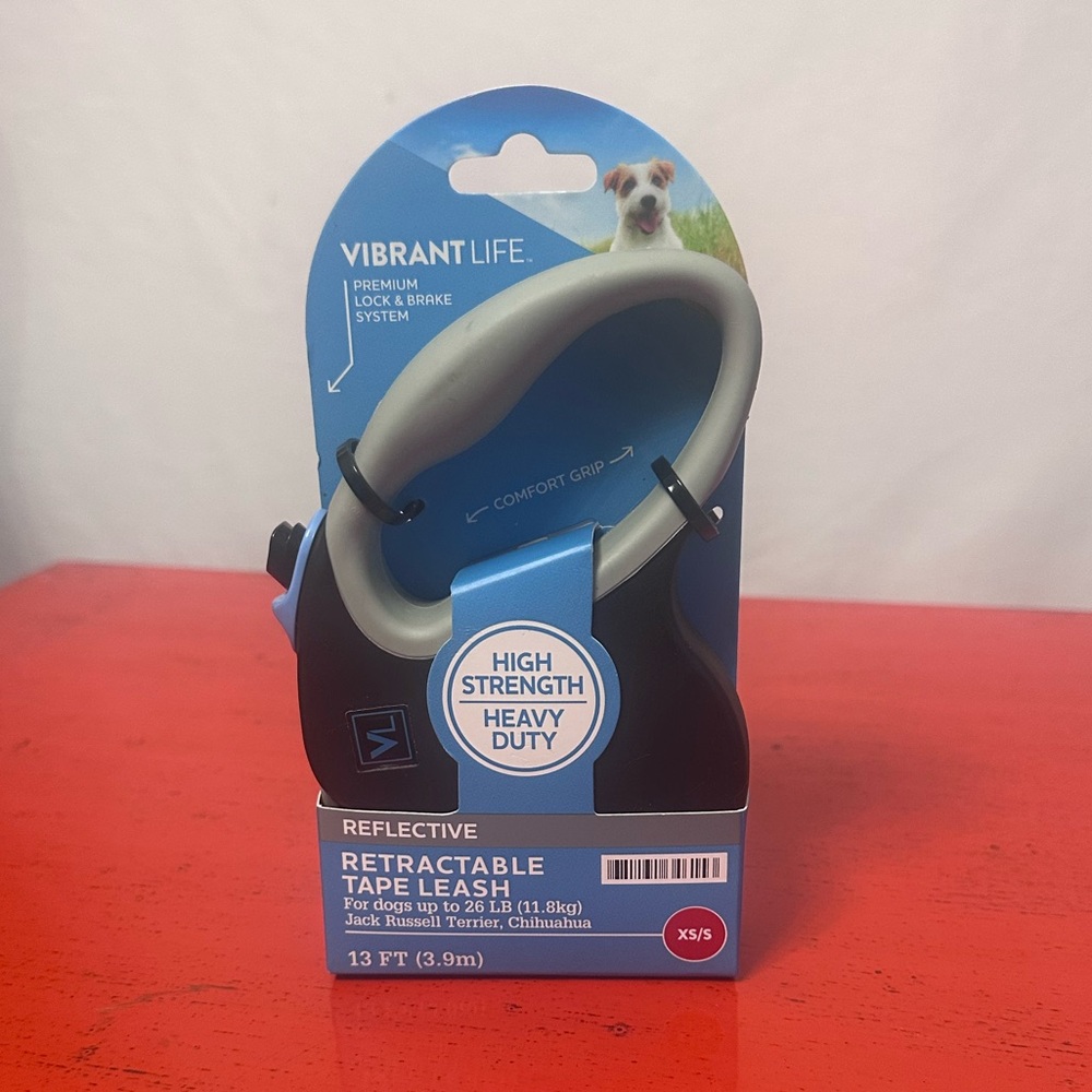 NWT Vibrant Life Retractable Dog Leash